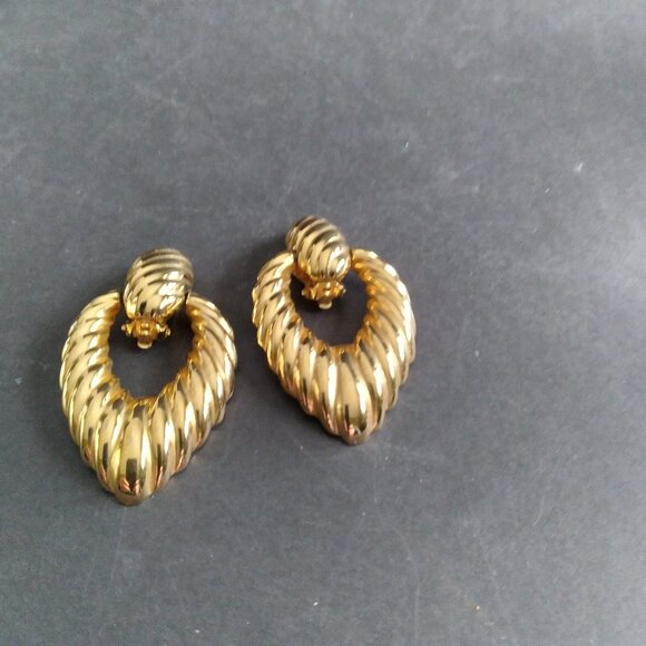 Joan Rivers Large Gold Tone Door Knocker Clip-On Earrings - Picture 1 of 4